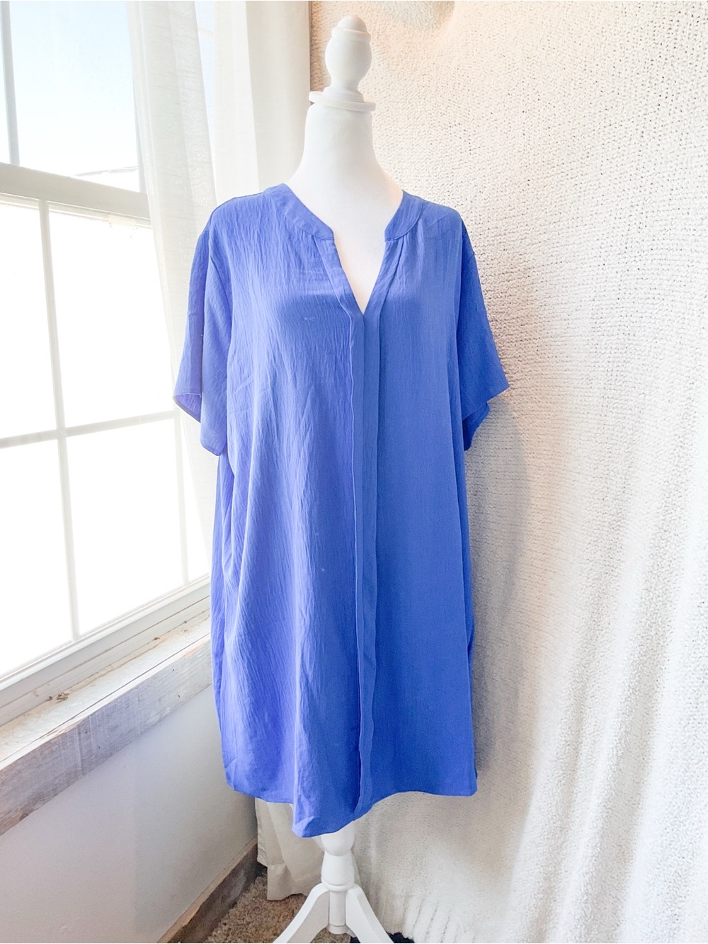 Relaxed V-Neck Short Sleeve Tunic in Periwinkle